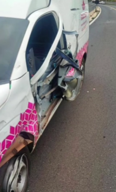 Imagen del carro luego de salvarse de grave accidente