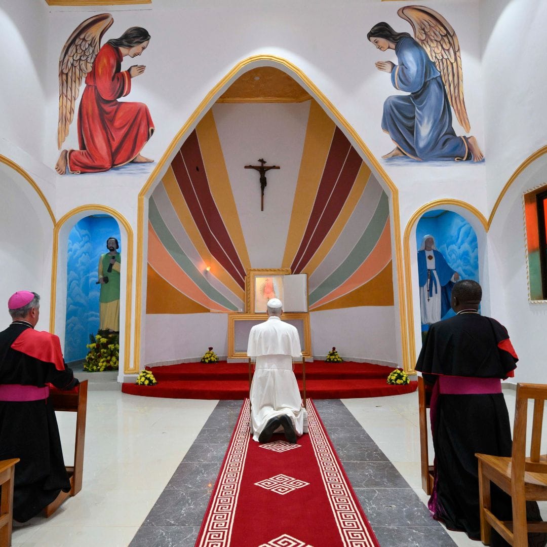 Papa León visitó ciudad devastada por la guerra, donde cada parroquia está construyendo una capilla de adoración perpetua