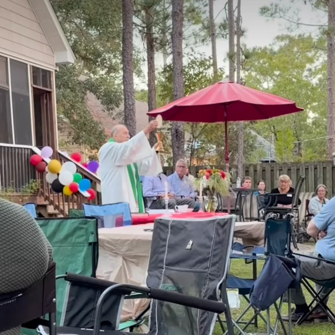 Abuela cumple 95 años y da una sorpresa inesperada: ¡Misa en el patio de su casa!