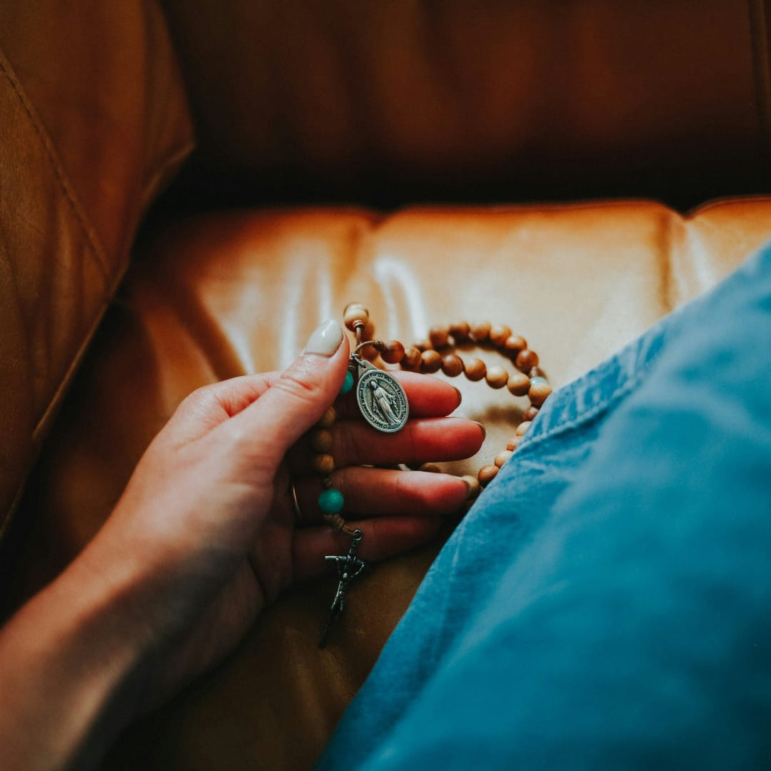 ¿Te cuesta rezar el Rosario? Estas 15 promesas de la Virgen María pueden animarte a hacerlo ¿Te cuesta rezar el Rosario? Estas 15 promesas de la Virgen María pueden animarte a hacerlo