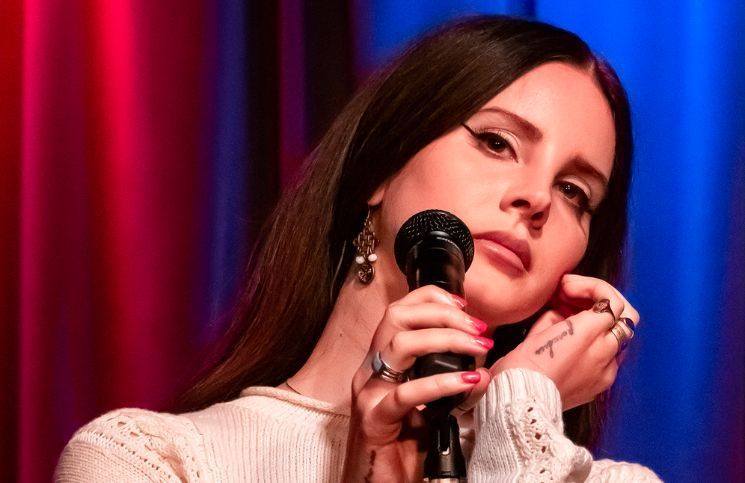 Lana Del Rey visita Cristo Redentor y recibe bendición en una capilla