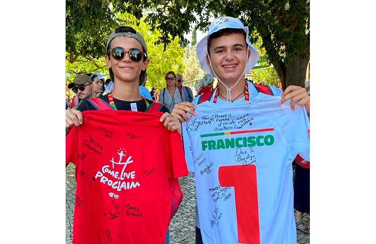 Joven junta firmas para no olvidar a todos los que conoció en la JMJ