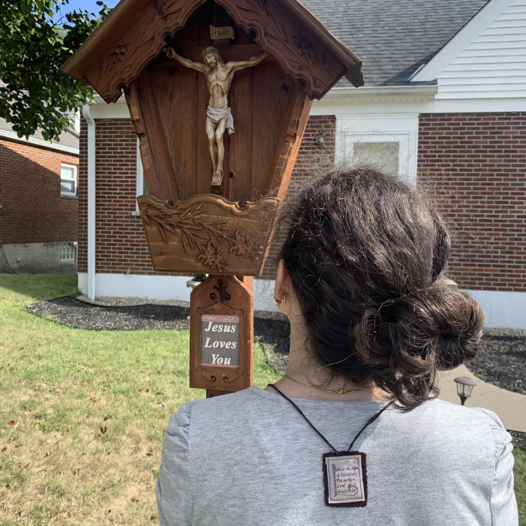 ¿Por qué usar el escapulario? Estudiantes católicos revelan su protección sobrenatural en la vida diaria