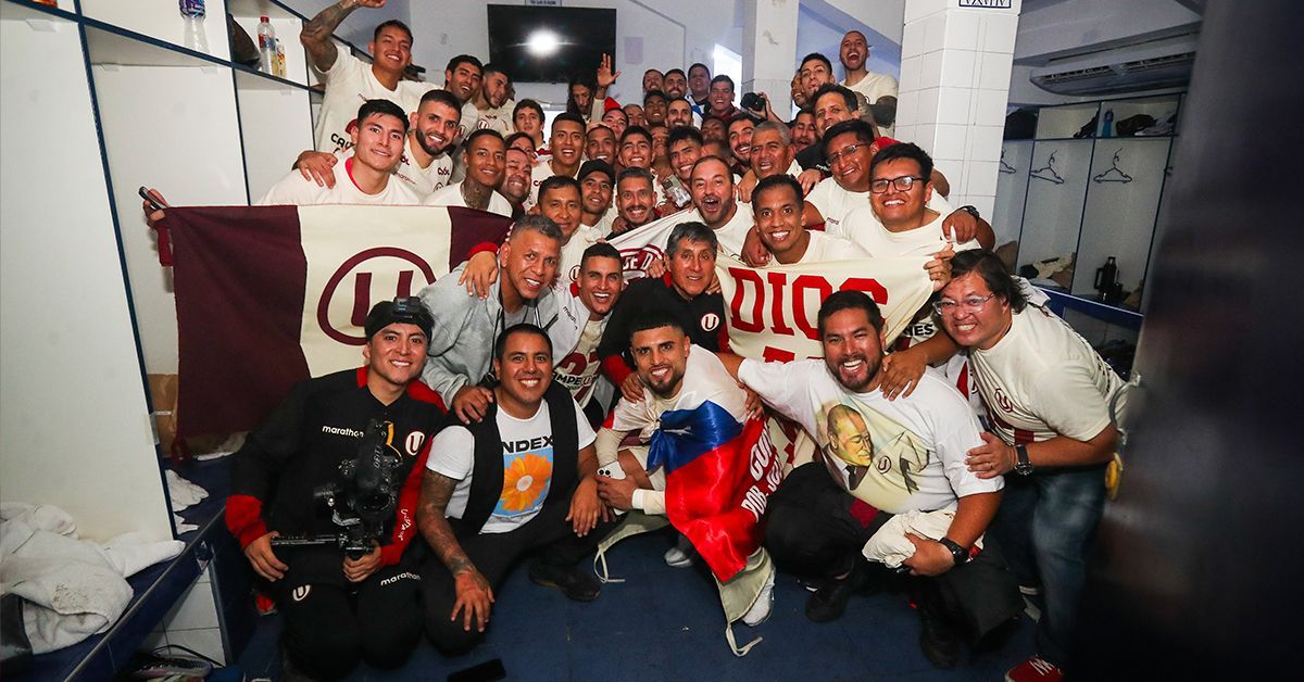 Campeonaron después de 10 años y lo celebraron rezando en el campo de fútbol