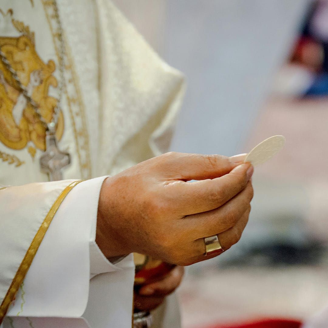 ¿Es correcto ir a Misa y no comulgar? La contundente respuesta de un sacerdote