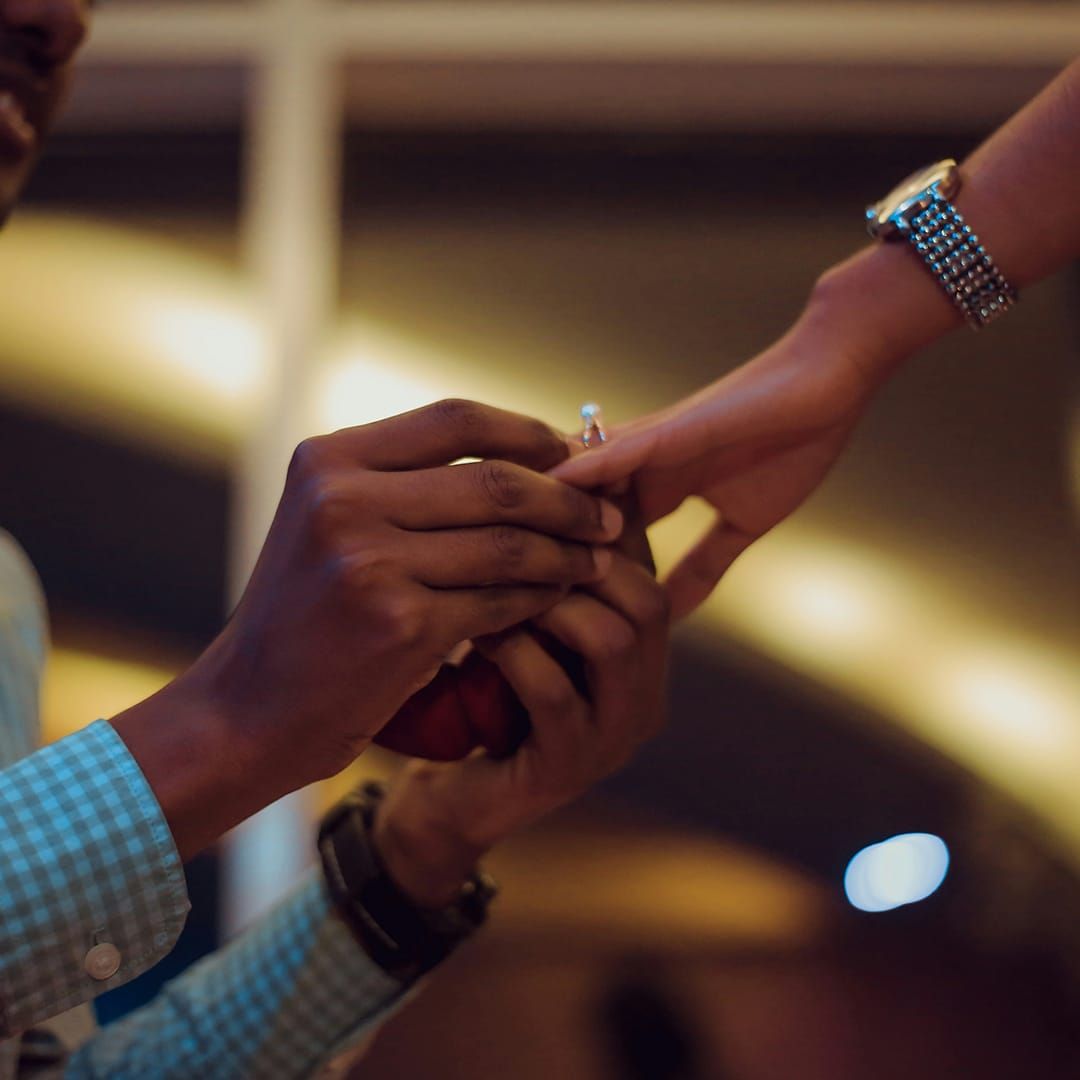 Joven pide matrimonio a los pies de la Virgen