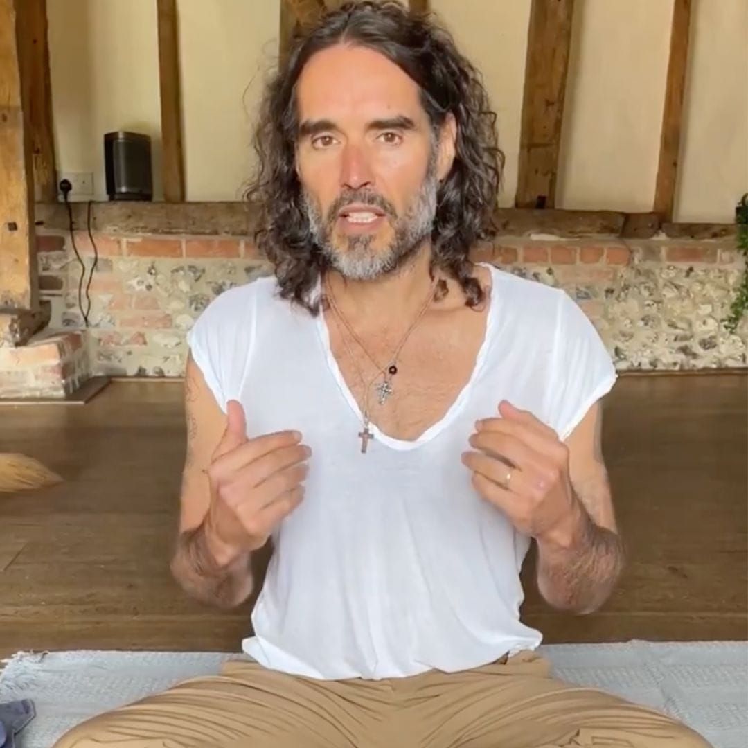 Actor Russell Brand anuncia su bautismo