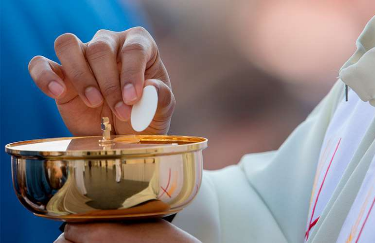 Si no puedes comulgar, prueba este acto de comunión espiritual