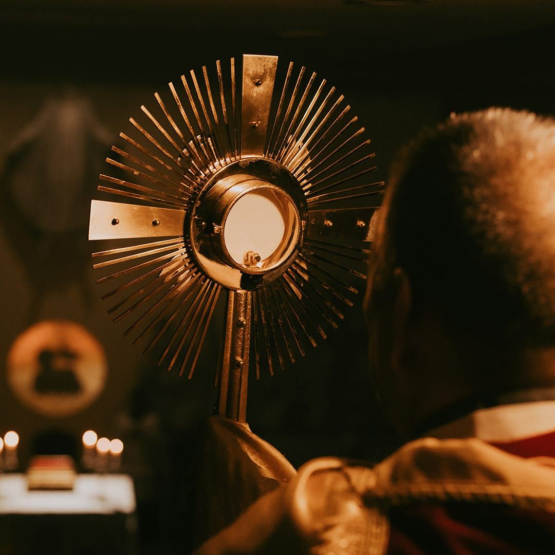 ¿Te cansas o distraes en la adoración eucarística? Sacerdote comparte el secreto de un santo