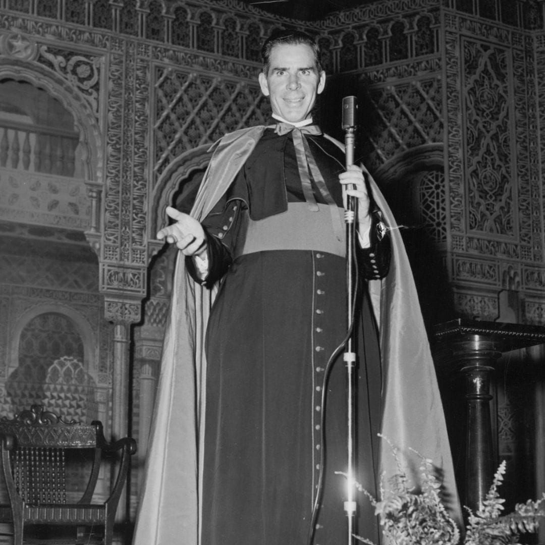 Los tres males que Fulton Sheen predijo del mundo contemporáneo y se están cumpliendo