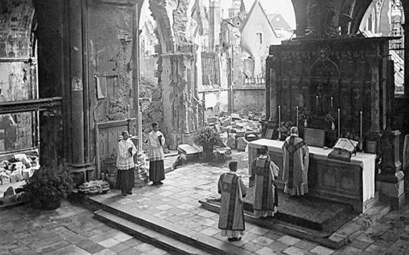 14 grandiosas fotos de Misas en zonas de guerra