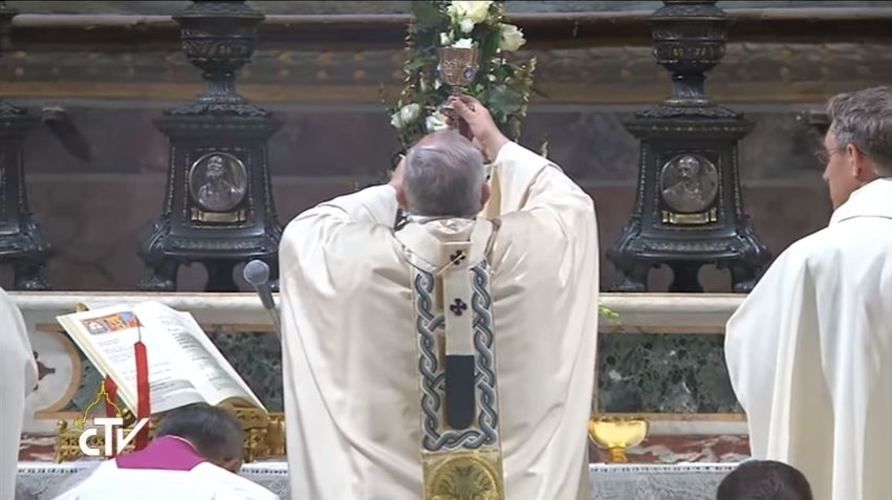 Aprendiendo a celebrar la Misa Ad Orientem con el Papa Francisco