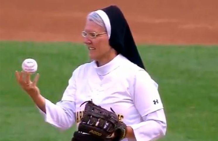 Monja beisbolista sorprende a millones con un lanzamiento perfecto