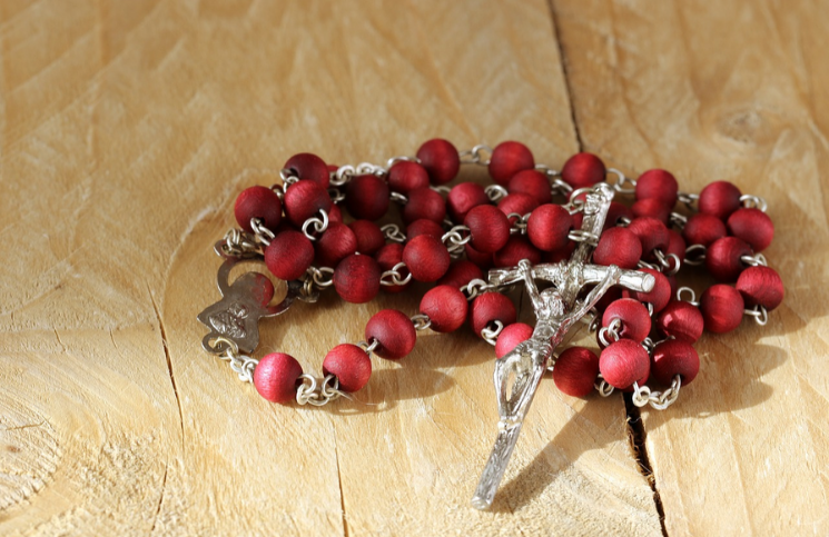 Las 15 promesas de la Virgen María a quienes recen el santo Rosario