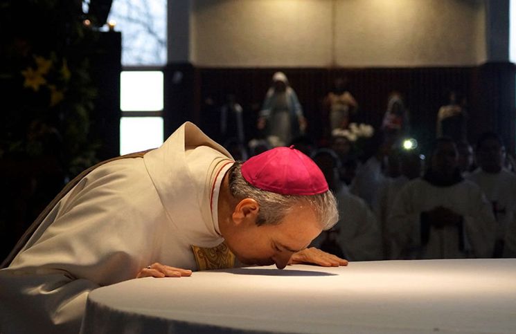 ¿Qué significa que los sacerdotes besen el Altar al comenzar la Misa?