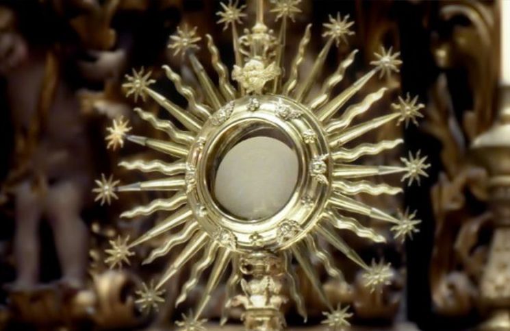 ¿Los católicos no debemos masticar la Eucaristía? Aquí algunos datos