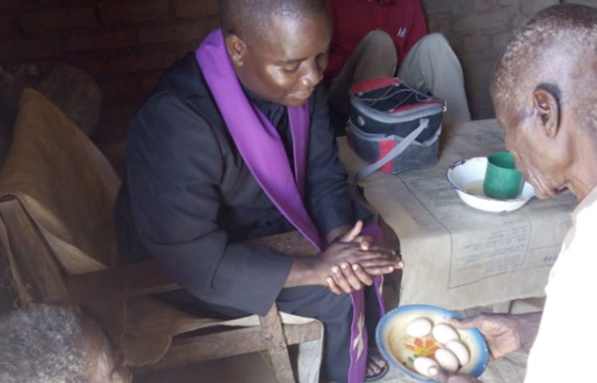 Ancianos muy pobres comparten todo lo que tienen con un sacerdote