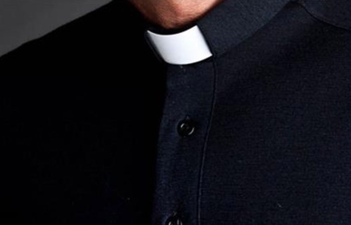 ¿Por qué este sacerdote viaja siempre con su alzacuellos?