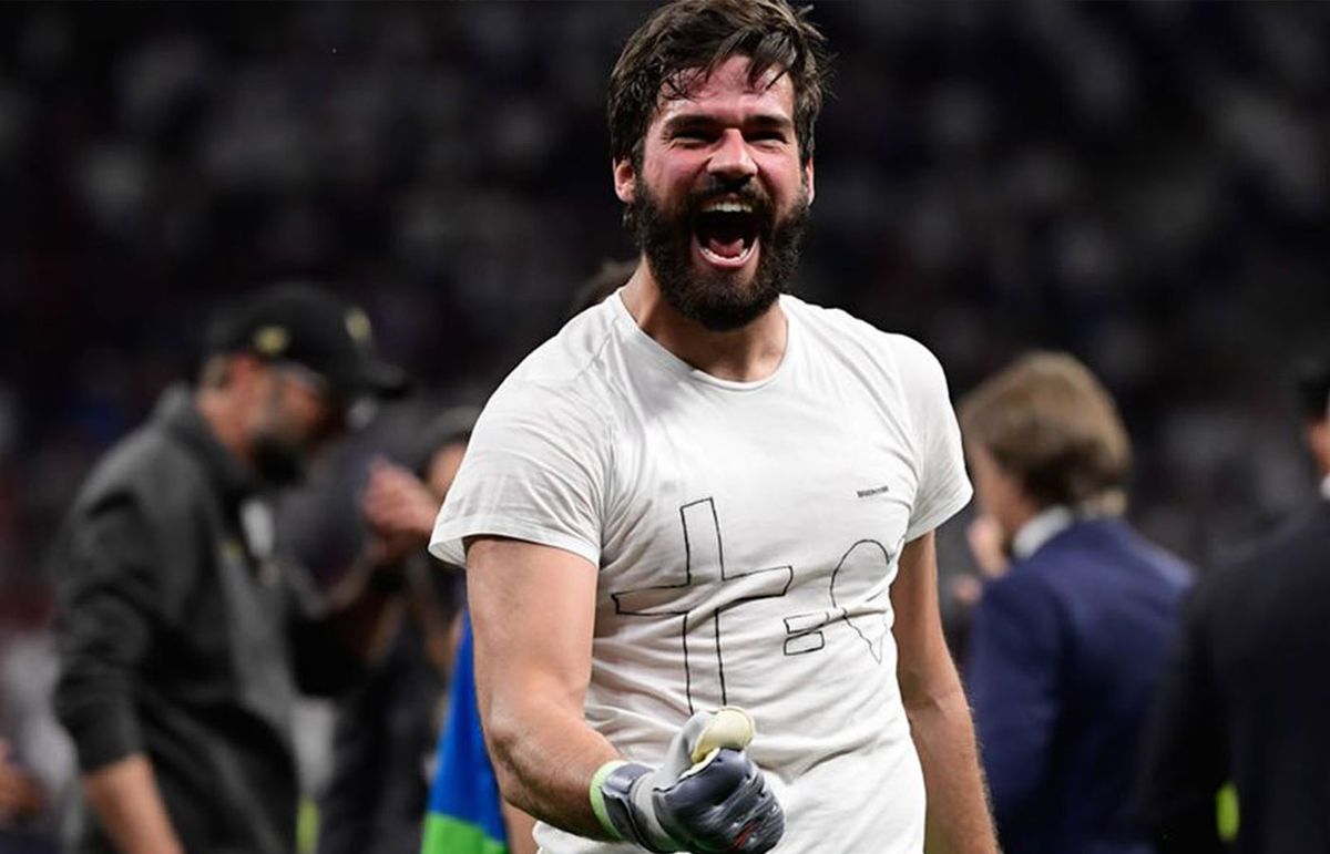 Portero campeón de la Champions League celebró mostrando una Cruz