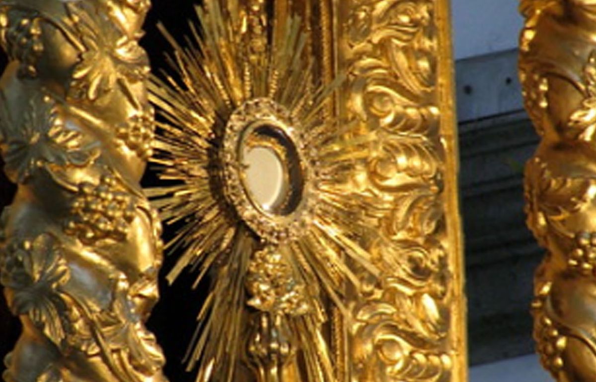 “Adoratio”: Manual para mejorar la Hora Santa frente al Santísimo