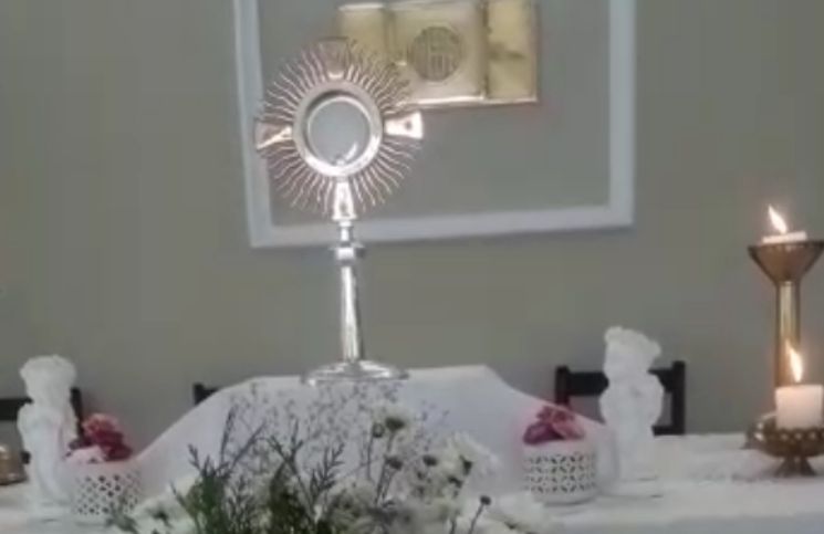 Fieles aseguran que el Santísimo brilla mientras ellas oraban