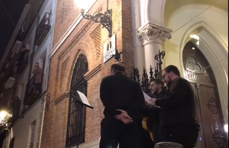 Coronavirus: sacerdotes se unen con sus aplausos y canciones al homenaje sanitario