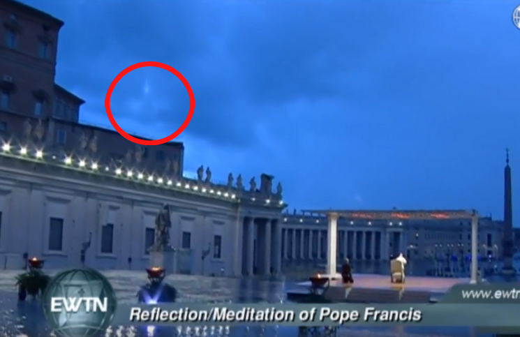 Espectadores de bendición Urbi et Orbi dicen ver a la Virgen María en las nubes