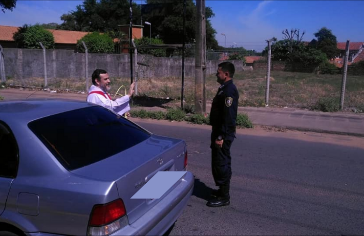 Policía detiene a sacerdote... ¡Para pedirle una bendición!