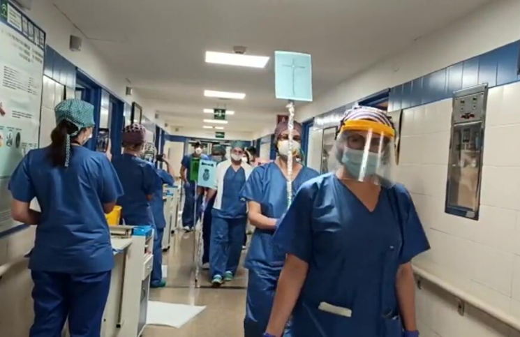 ¿Procesión dentro de un hospital? Devoción improvisada en tiempos de cuarentena