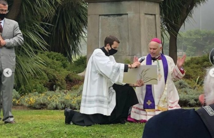 [Video] Arzobispo realiza exorcismo donde destruyeron la estatua de san Junípero Serra
