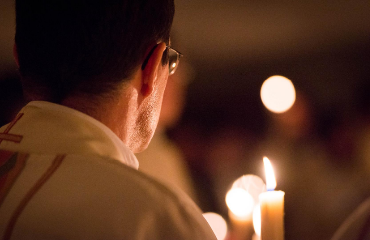 ¿Un sacerdote que podía ver a las personas fallecidas? Una historia fascinante con una enseñanza
