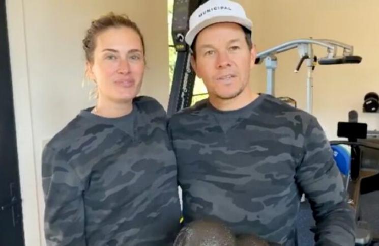 Mark Wahlberg y su esposa alientan a las parejas a rezar juntos [Video]