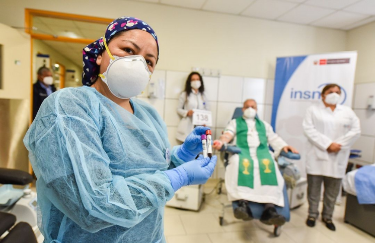 Sacerdote lleva 42 años donando sangre y alcanza un número increíble de donaciones