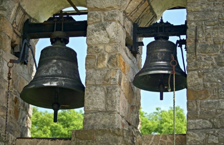 Exorcista explica por qué el demonio detesta tanto las campanas