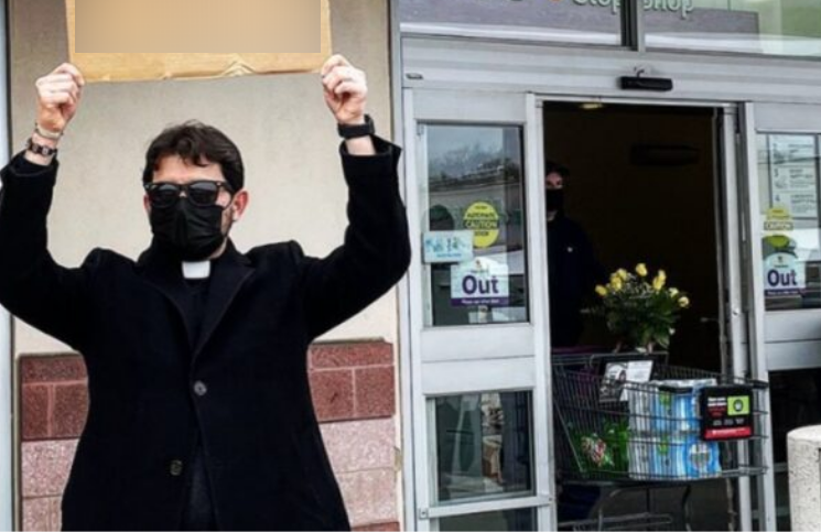 Los fieles no iban a Misa y el padre los fue a buscar al mercado