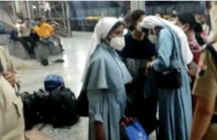 [Video] Grupo extremista obliga a bajarse de un tren a 4 religiosas