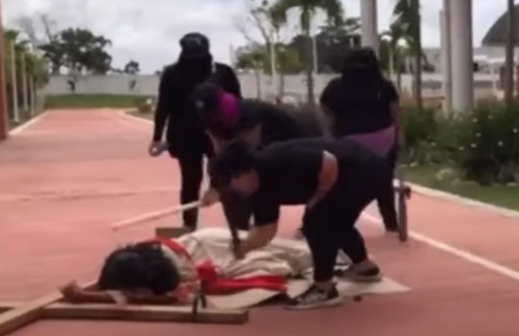 [Video] Vía Crucis genera polémica: en una estación feministas golpean a Jesús