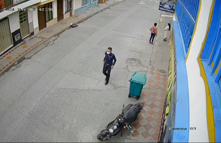 [Video] Dos personas engañaron a una religiosa para robarle el móvil