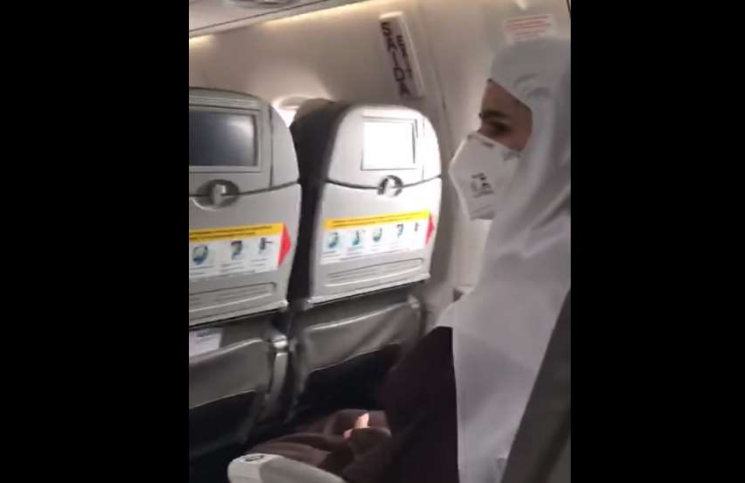 [Video] Carmelitas descalzas son sorprendidas con un mensaje durante un vuelo