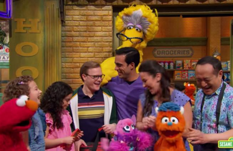 "Plaza Sésamo" introduce pareja del mismo sexo en episodio especial sobre la familia