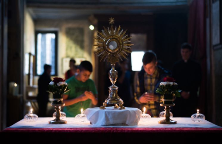 4 formas en que la adoración eucarística transforma tu vida