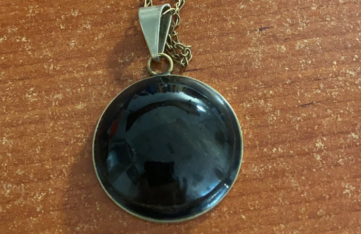 Sacerdote advierte sobre el gran peligro de usar el amuleto "ojo de venado"