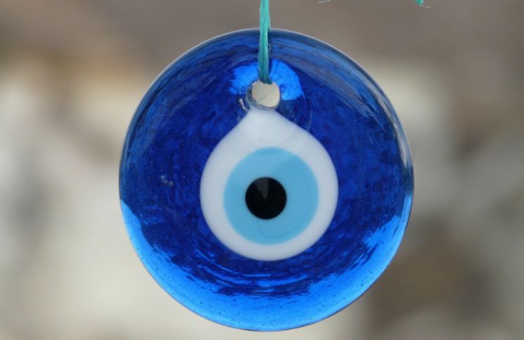 Sacerdote advierte sobre el peligroso uso del amuleto “ojo turco”