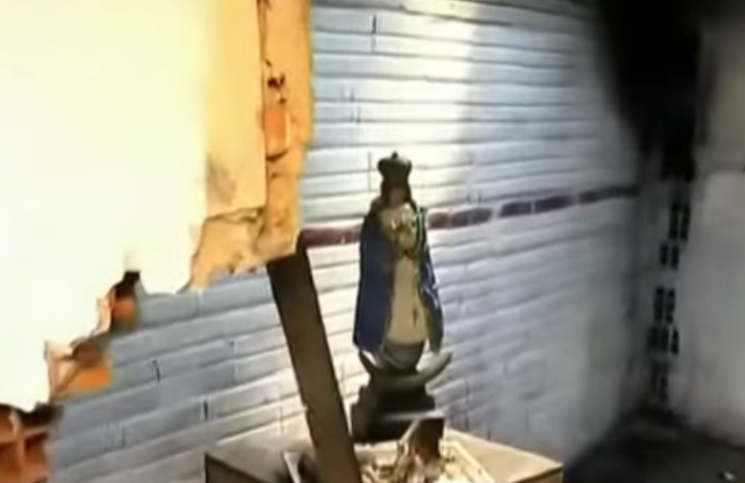 [Video] "Eso fue un milagro": Casa ardió en llamas pero la Virgen y el Niño Jesús quedaron intactos