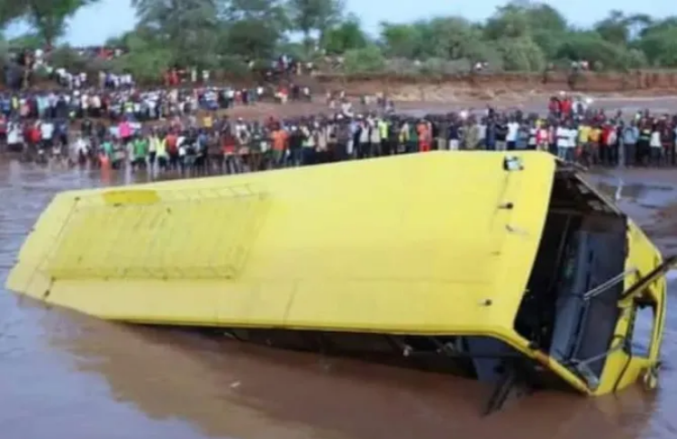 Más de 30 católicos fallecidos después de que un autobús se hundiera en un río