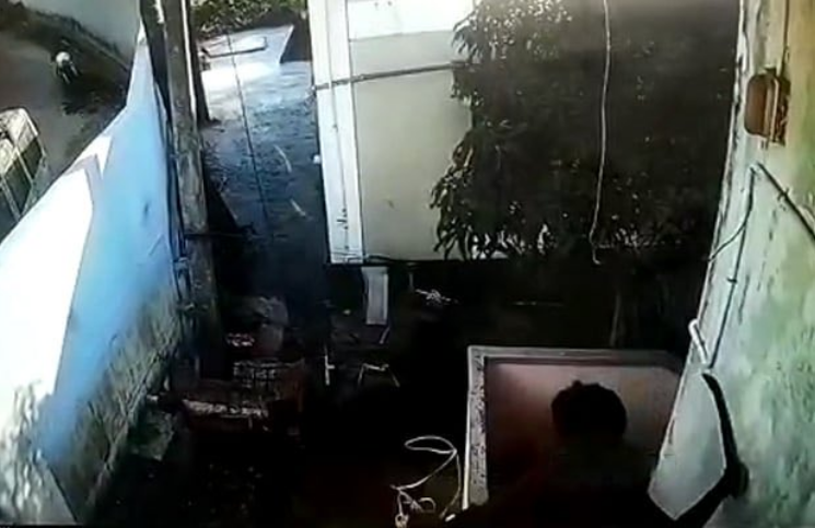 [Video] Hombre armado con machete entra a iglesia y persigue a sacerdote