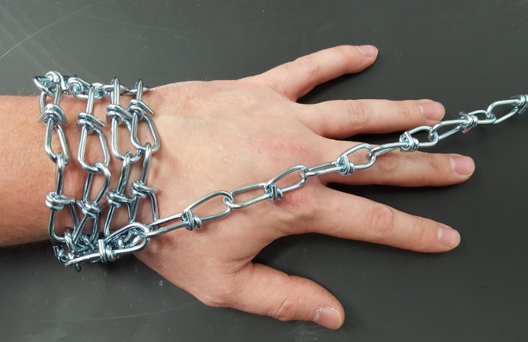 ¿Existen las maldiciones intergeneracionales? Esto explica el Padre Fortea