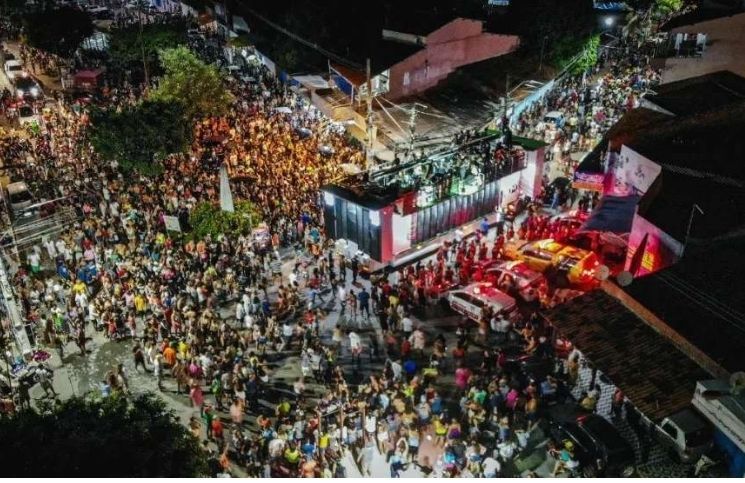 [Video] Sacerdote decidió llamar a la policía por un carnaval que interrumpió la Vigilia Pascual