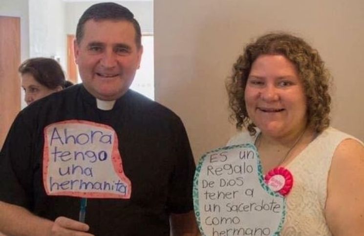 ¿Adoptar un sacerdote como hermano? La curiosa idea de una fiel católica
