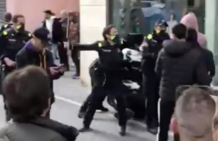 [Video] Jóvenes intentaron bloquear procesión de Semana Santa